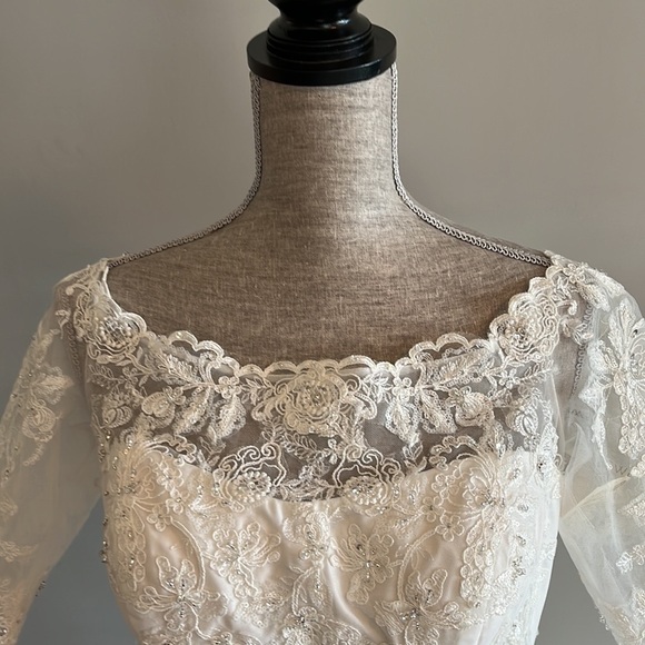 David’s bridal white wedding dress never used size 9. Comes with veil and belt - Picture 3 of 16